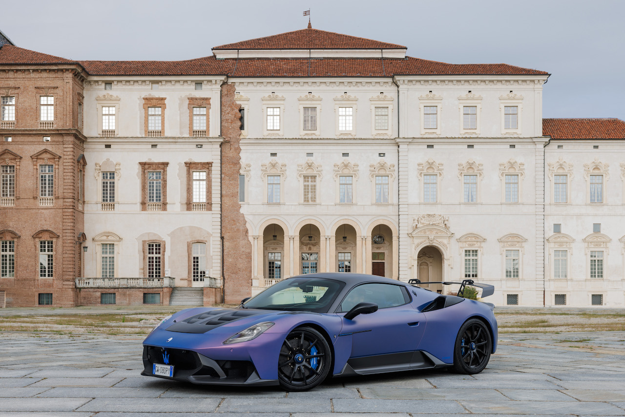 【新聞圖片 9】GT2 Stradale 採用 Digital Aurora Matte 車色搭配藍色內裝，是以 Maserati GT2 賽車為基礎打造的可合法上路的道路版本